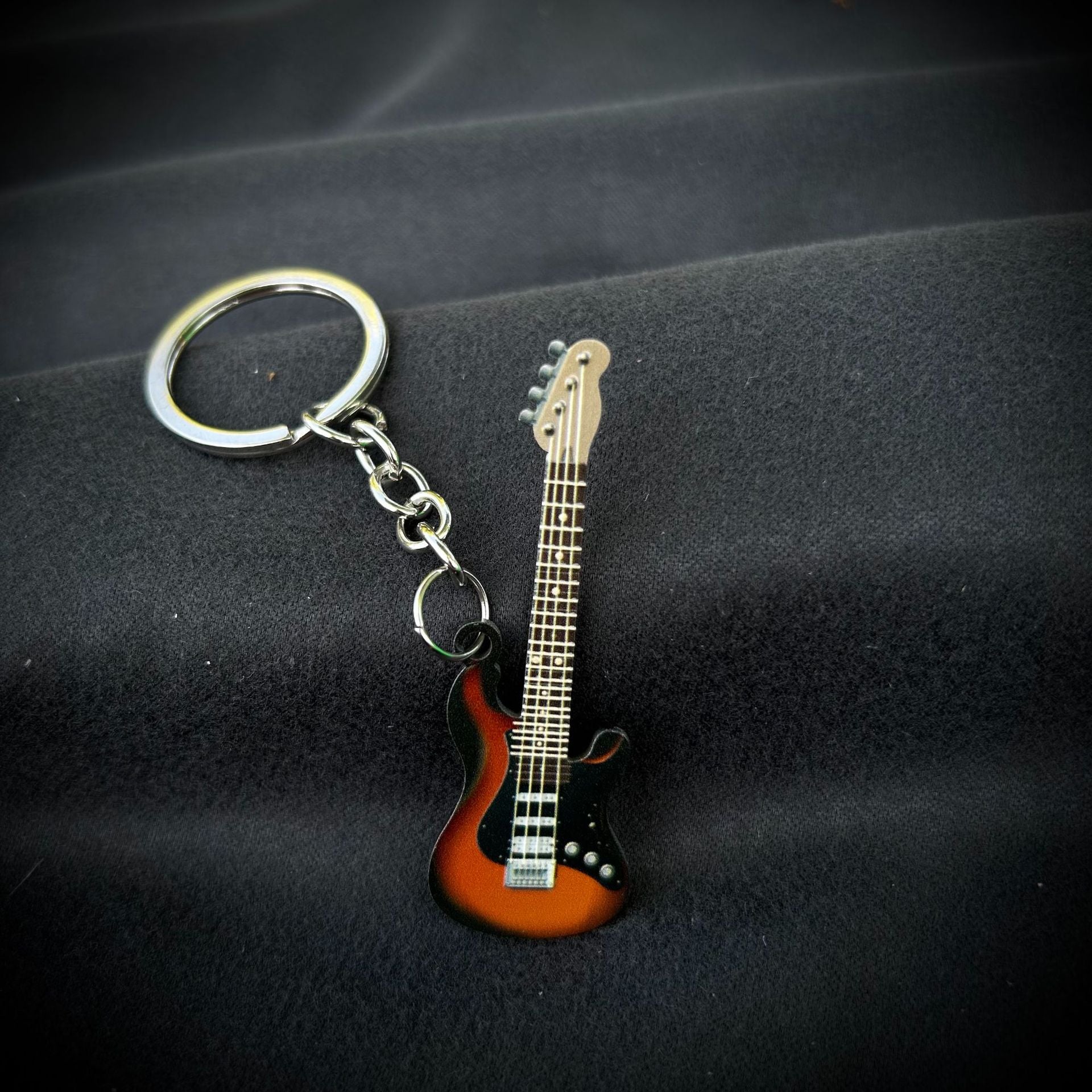 Llavero de guitarra en estampado de color de acero inoxidable al por mayor